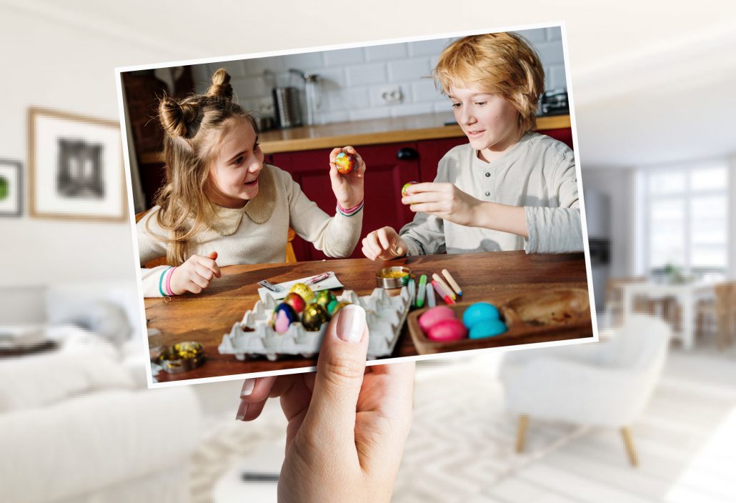 selbstgestaltete Ostergrüße mit Kindern drauf die Eier bemalen