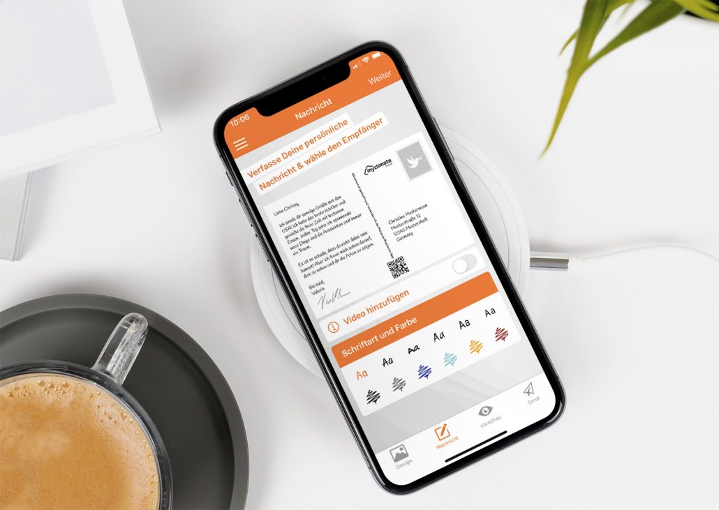 Handy-Bildschirm mit geöffneter Postkarten App in der die eigene Unterschrift eingefügt wird