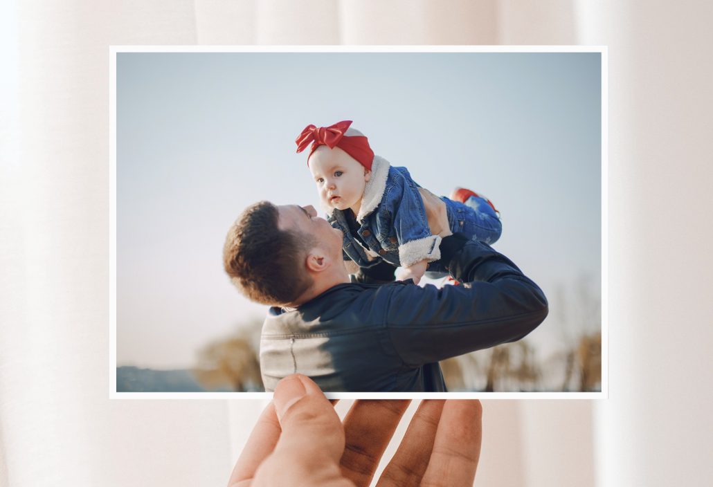 Cartes pour la fête des pères avec le père et l'enfant au bras