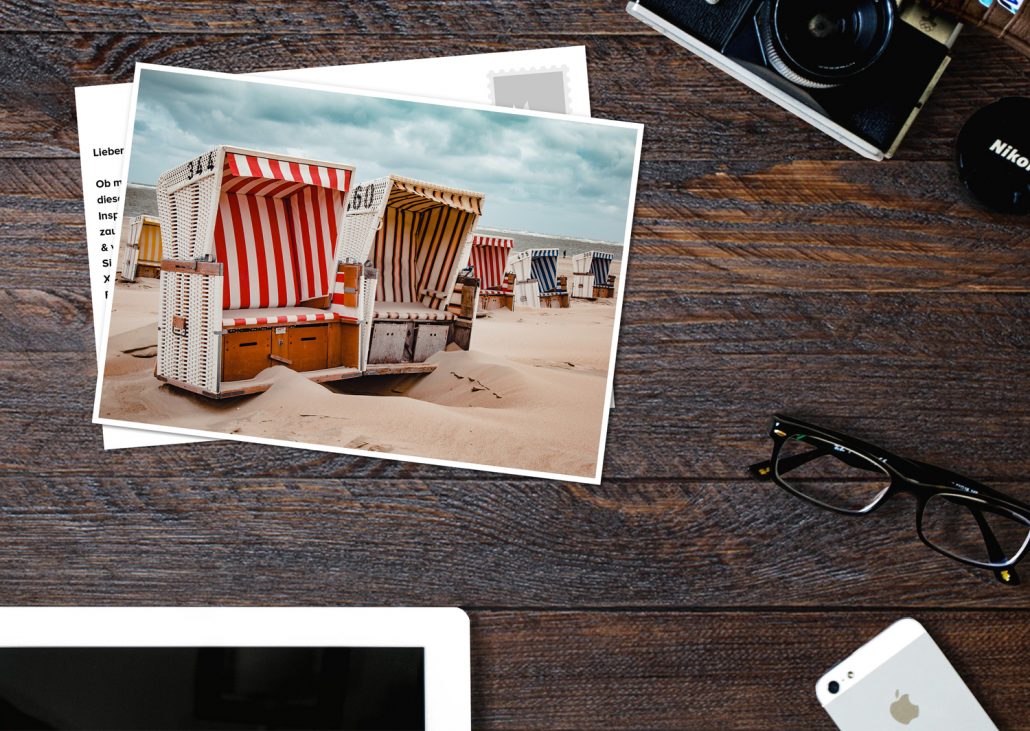 sommerliche Postkarte aus der DACH Region mit Ostsee Strandkörben 